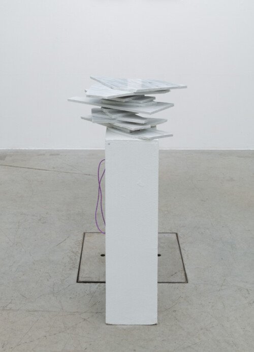 Baltic sea 2018 40x40x18cm Mexican white marble, mobile phone with video