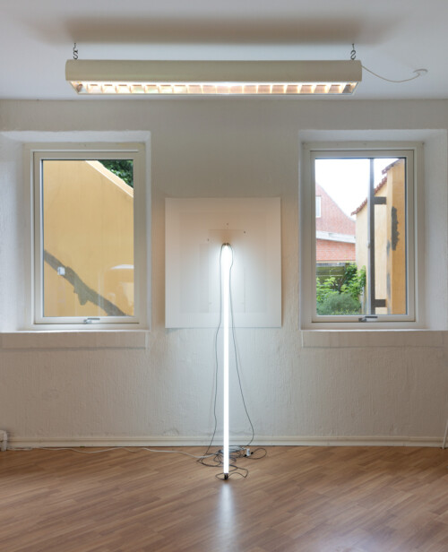 Brooklyn Detention Complex<br>
2020<br>
80x90cm, Inkjet print,  T8 fluorescent tube