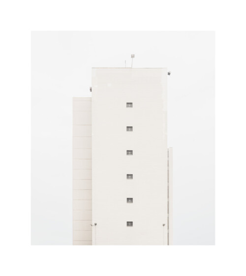 Brooklyn Detention Complex<br>
2020<br>
80x90cm, Inkjet print,  T8 fluorescent tube